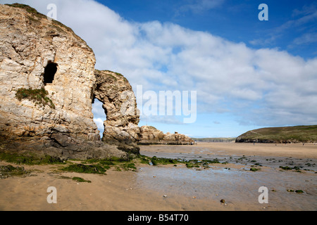 Arche de pierre naturelle et de grottes dans la fenêtre Rolvenden Cornwall UK. Banque D'Images