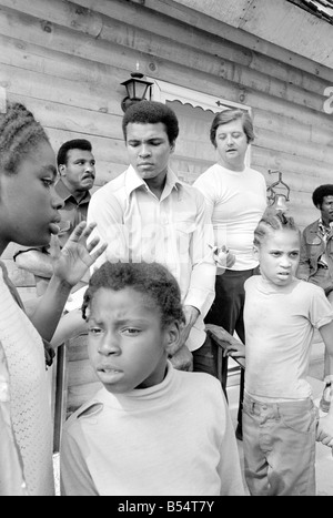 Muhammad Ali Cassius Clay formation à sa retraite de montagne pennsylvanienne pour son combat contre George Foreman au Zaïre avec la famille les amis et fans 27 Août 1974 27 08 74 1974 5147 Légende locale mohamed Banque D'Images