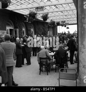 Conférence européenne des syndicats en 1953. Scène générale de la terrasse pendant une pause thé à la conférence du TUC à Douglas sur l'île de Man. Septembre 1953 D5633-005 Banque D'Images