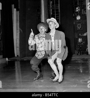 Divertissement : spectacles sur glace des clowns sur la glace. Septembre 1953 D5810-002 Banque D'Images