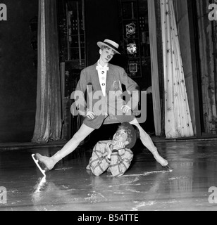 Divertissement : spectacles sur glace des clowns sur la glace. Septembre 1953 D5810-003 Banque D'Images