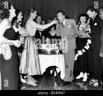 Frankie Howard tente patinage avec Jane Conlon, d'Earls Court, qui est un patineur en Champagne sur glace, à l'Hippodrome de Londres. Il Banque D'Images