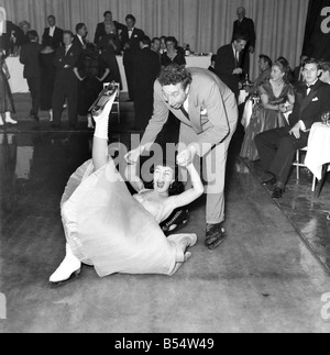 Frankie Howard tente patinage avec Jane Conlon, d'Earls Court, qui est un patineur en Champagne sur glace, à l'Hippodrome de Londres. Il Banque D'Images