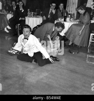 Frankie Howard tente patinage avec Jane Conlon, d'Earls Court, qui est un patineur en Champagne sur glace, à l'Hippodrome de Londres. Il Banque D'Images