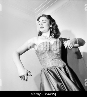 Nell Rankin un mezzo-soprano lyrique.;elle est né à Montgomery, Alabama et a étudié à la Birmingham Conservatory. En 1951 elle fait ses débuts à La Scala, l'Opéra de Vienne et le Metropolitan Opera. En 1953, elle chante au Royal Opera House à Covent Garden et l'Opéra de San Francisco. Elle est vue ici avant ses spectacles à Covent Garden. Vers 1953 D6328 Banque D'Images