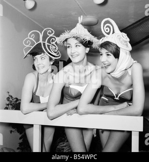 Maillot de bain Fashion : Fashion show de Spirella de vêtements de base et nouvelle création de maillots de bain, a eu lieu à Maison Spirella, Oxford Circus, Londres. De gauche à droite : Angela Lane, Terry King et souilla, Glass-Hooper portant création de maillots de bain et de paille fantaisie chapeaux de plage. Juin 1960 M4240-008 Banque D'Images