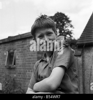 Paul Tautz, âgés de 12, 10, Route de Dorking, Epsom, est vu avec son animal Squirrel John Willy. Juin 1960 M4257 Banque D'Images