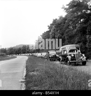 1960 le trafic. Sur le chemin du retour de la circulation sur la route de Worthing-London à Washington a été ralentit énormément où la route a été réduite à une seule voie. Juin 1960 M4324 Banque D'Images