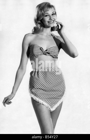 Femme portant un bikini à motifs vérifier avec une rare pantalons &# 13 ;&# 10;Juin 1962 &# 13 ;&# 10;P011070 Banque D'Images