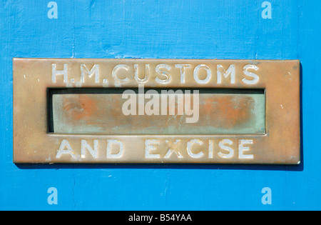 Exeter, Devon, UK. Boîte aux lettres sur la porte de la Custom House sur Exeter Quay. Mots lisez 'H.M. Les douanes et l'accise". Banque D'Images