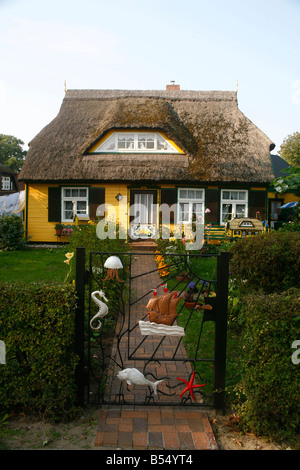 Vieille maison avec un toit de chaume et colorée ainsi que la porte d'entrée de boîte aux lettres modèle maison comme Banque D'Images