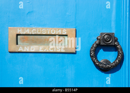 Exeter, Devon, UK. Letterbox et knocker sur la porte de la Custom House sur Exeter Quay. Mots lisez 'H.M. Les douanes et l'accise". Banque D'Images