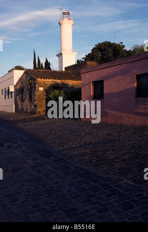 Le phare El Faro à partir de la Calle de San Pedro en début de matinée dans le quartier historique de Colonia del Sacramento en Uruguay Banque D'Images