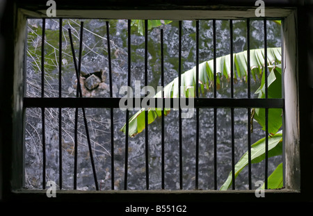 Fenêtre d'une cellule de prison condamné au Vietnam l'île de Con Dao aka poluo condor Banque D'Images