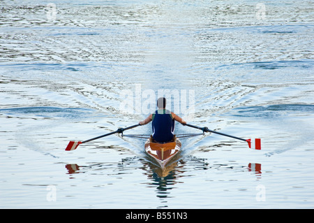 Un seul aviron aviron le long de l'Arno à Florence. Banque D'Images