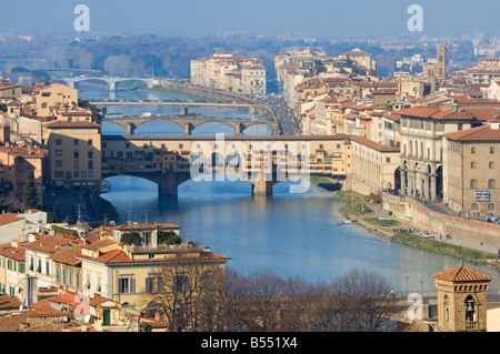 Une vue aérienne du Ponte Vecchio sur l'Arno, montrant le corridor de Vasari qui court le long de la section supérieure. Banque D'Images