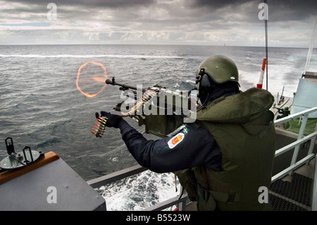 La corvette suédoise HSwMS Malmö exerce des exercices contre les bateaux d'attaque rapide lors d'un exercice avec l'OTAN comme un tir de canon avec des munitions vierges . Banque D'Images