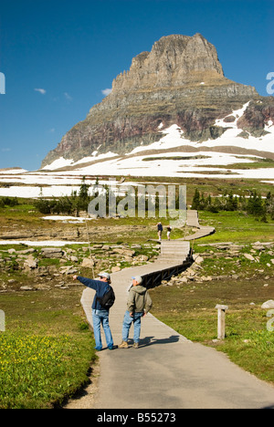 Les visiteurs sur le sentier du lac caché dans le parc national des Glaciers Banque D'Images