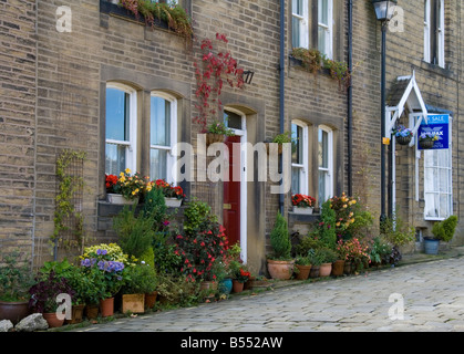 Village de Haworth dans le Yorkshire - chalets sur la rue principale. Banque D'Images