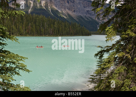 Canot sur le lac Emerald, dans le parc national Yoho, Canada Banque D'Images