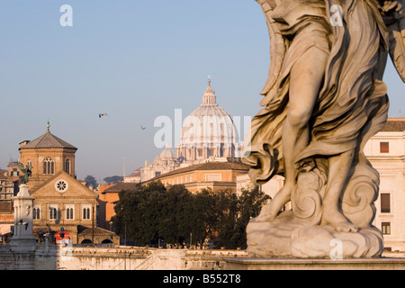 La basilique St Pierre vu de pont Sant'Angelo, Rome. Italie Banque D'Images