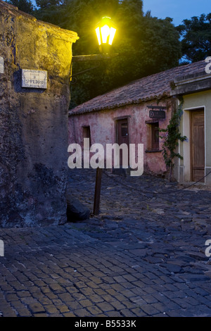 Le coin de la Calle de los Suspiros et Calle de San Pedro dans le quartier historique de Colonia del Sacramento en Uruguay Banque D'Images