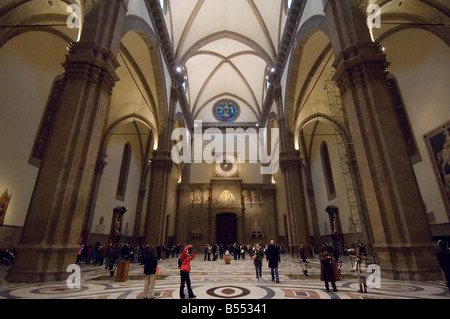 L'intérieur de la Basilica di Santa Maria del Fiore (Duomo) à Florence avec les touristes visiter et prendre des photos. Banque D'Images