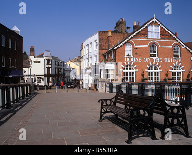 Eton Berkshire England UK. Modulables de THAMES BRIDGE et vue d'Eton High Street et 'House sur le pont' pub Banque D'Images