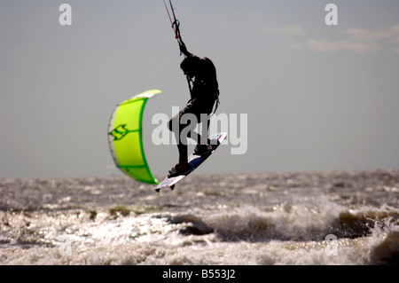 Kite surfer Rest Bay Porthcawl Mid Glamorgan South Wales Banque D'Images