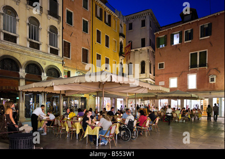 Restaurants dans la nuit dans une place dans le quartier (sestiere) de San Marco, Venice, Veneto, Italie Banque D'Images