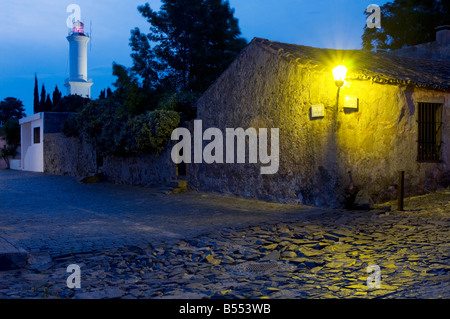 Le coin de la Calle de los Suspiros et Calle de San Pedro dans le quartier historique de Colonia del Sacramento en Uruguay Banque D'Images