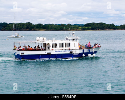 Petit traversier pour passagers à travers le Golfe du Morbihan à partir de Port Blanc à l'Ile aux Moines Bretagne France Europe Banque D'Images