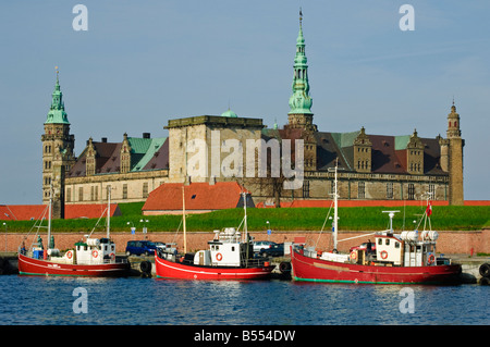 Bateaux de pêche dans l'avant du château d'Elseneur Kronborg Slot Helsingør Danemark Banque D'Images