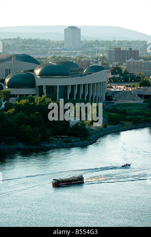 Une visite guidée et les bateaux de plaisance qui voyagent en face du Musée canadien des civilisations à Hull, Québec, Canada. Banque D'Images