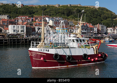 Bateau de pêche entrant dans le port de Scarborough Banque D'Images