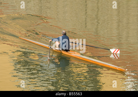 Un seul aviron aviron le long de l'Arno à Florence. Banque D'Images