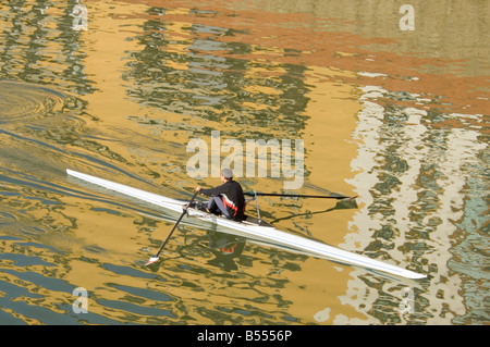 Un seul aviron aviron le long de l'Arno à Florence. Banque D'Images