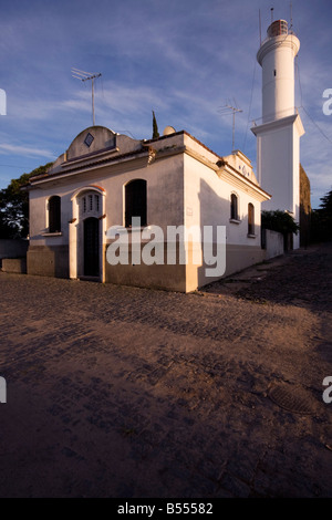 Le phare El Faro à partir de la Calle de San Pedro en début de matinée dans le quartier historique de Colonia del Sacramento en Uruguay Banque D'Images