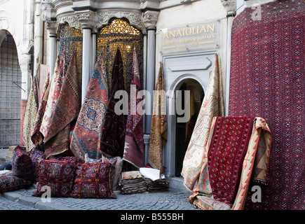 Boutique de tapis à l'entrée du Grand Bazar, Istanbul, Turquie Banque D'Images