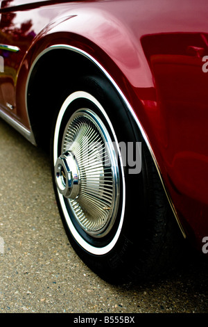 Detail shot de la roue avant droite d'un classique de 1970 Lincoln Continental Banque D'Images