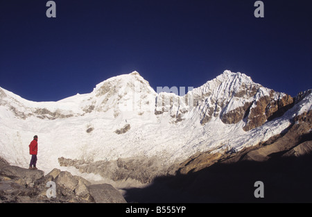 Trekker au-dessous du Mont Huandoy (de gauche à droite : sommets est et nord), vue sur la Cordillera Blanca, Pérou Banque D'Images