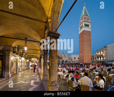 Restaurants et boutiques de la Piazza San Marco dans la nuit en face de la basilique et le Campanile, Venise, Vénétie, Italie Banque D'Images