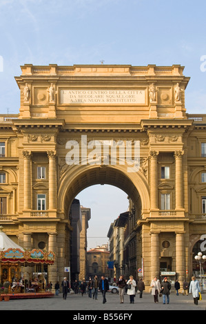 Une vue de l'Arc de triomphe sur le côté ouest de la place de la République de Florence. Banque D'Images