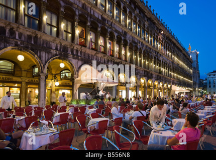 Le restaurant Grand Café quadri dans la Piazza San Marco dans la nuit, Venise, Vénétie, Italie Banque D'Images