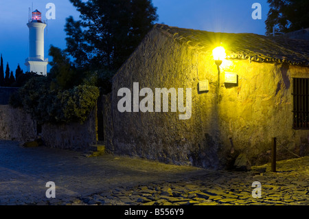 Le coin de la Calle de los Suspiros et Calle de San Pedro dans le quartier historique de Colonia del Sacramento en Uruguay Banque D'Images