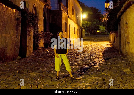 Un portrait d'une jeune femme prise dans la nuit dans la Calle de los Susprios à Colonia del Sacramento en Uruguay Banque D'Images