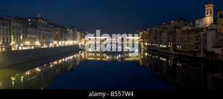 Photo 2 une croix vue panoramique sur le Ponte Vecchio et des bâtiments traditionnels reflètent dans l'Arno dans la nuit. Banque D'Images