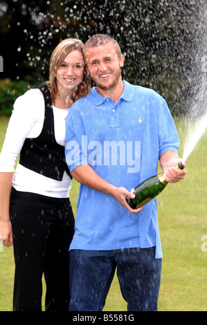 Les gagnants de loterie Kelly Lucas et son petit ami Ollie Kennedy 18 fois à célébrer leur victoire aujourd'hui à proximité de leur domicile en Folkestone Kent le couple a gagné 716 766 le samedi s'appeler Banque D'Images