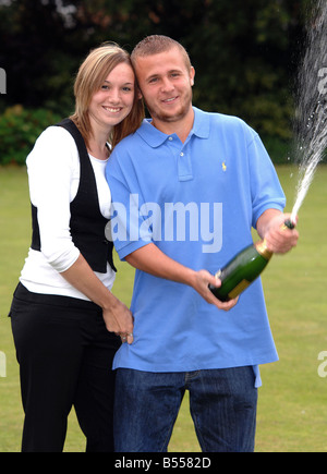 Les gagnants de loterie Kelly Lucas et son petit ami Ollie Kennedy 18 fois à célébrer leur victoire aujourd'hui à proximité de leur domicile en Folkestone Kent le couple a gagné 716 766 le samedi s'appeler Banque D'Images