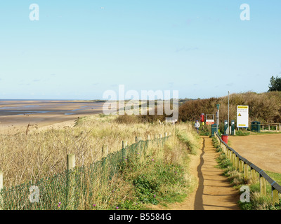 Le sentier du littoral en direction de Old Hunstanton cliffs de Hunstanton, Norfolk, East Anglia, Royaume-Uni. Banque D'Images